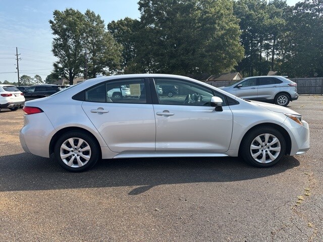 2024 Toyota Corolla LE photo 4