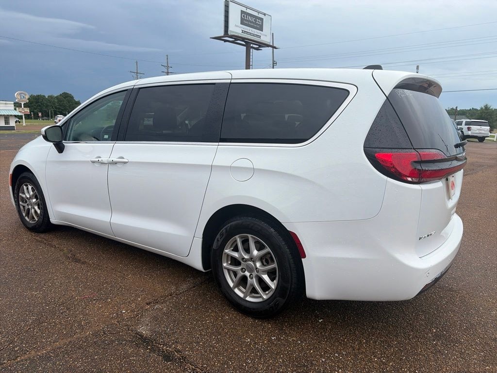 Used 2023 Chrysler Pacifica Touring L Van Passenger Van