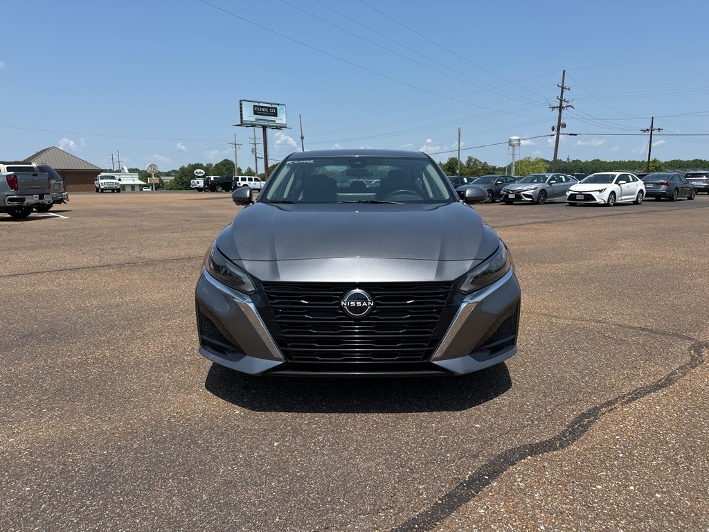 Used 2023 Nissan Altima SL with VIN 1N4BL4EV3PN417899 for sale in Senatobia, MS