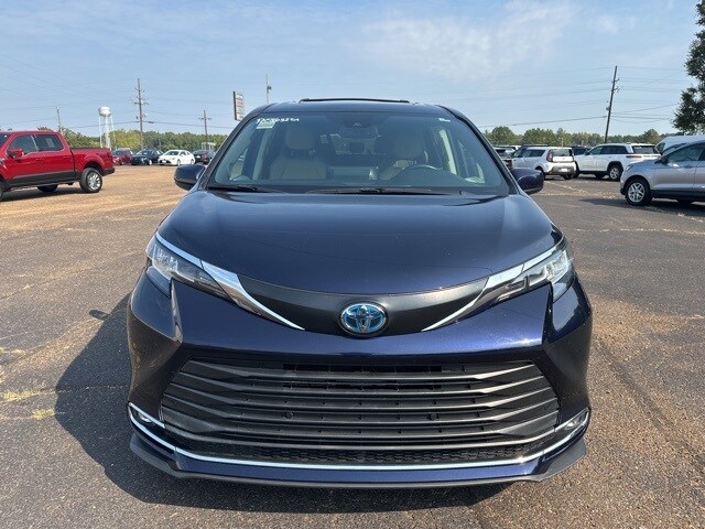 2022 Toyota Sienna XLE photo 2