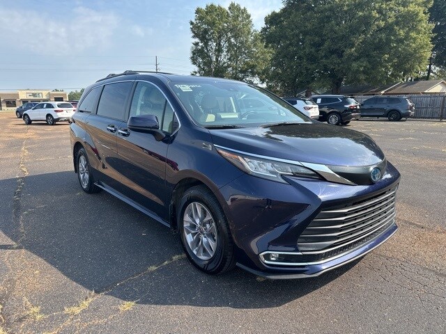 2022 Toyota Sienna XLE photo 3