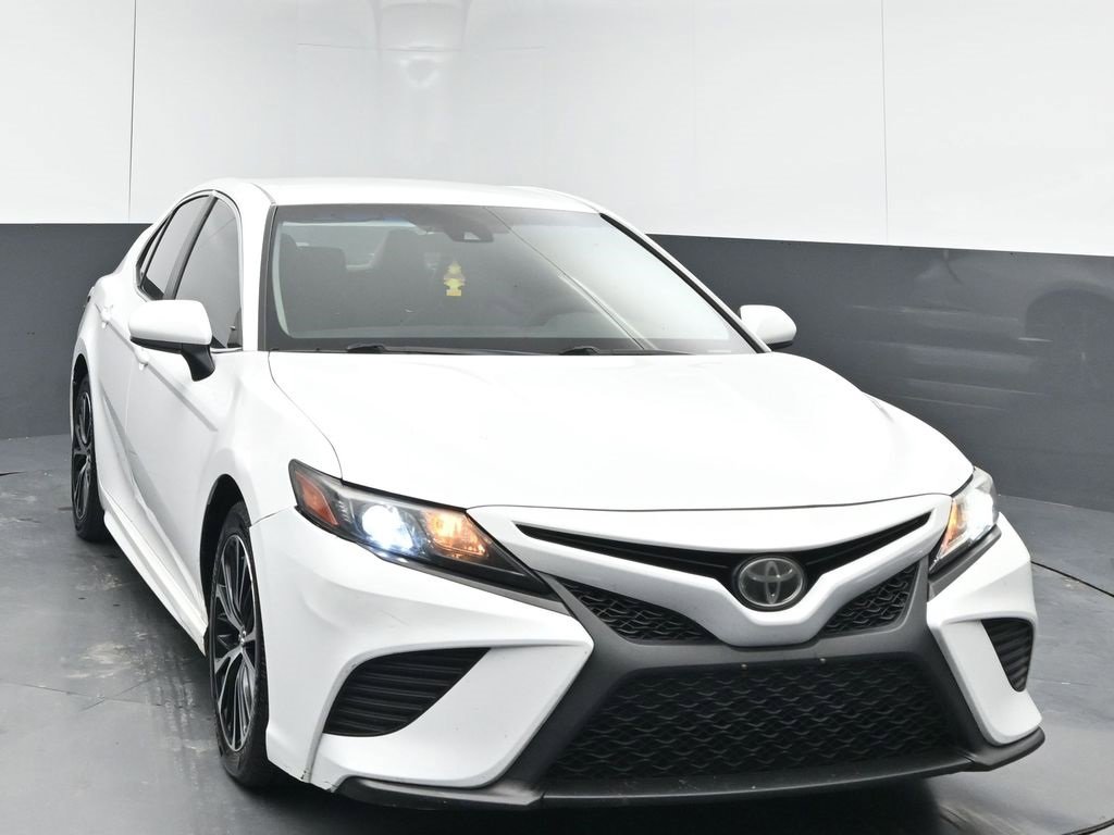 2018 Toyota Camry LE photo 2