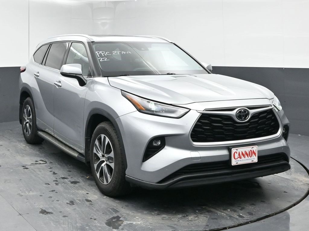 Used 2022 Toyota Highlander XLE with VIN 5TDGZRAH0NS543110 for sale in West Point, MS