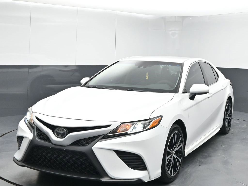 2018 Toyota Camry LE photo 3