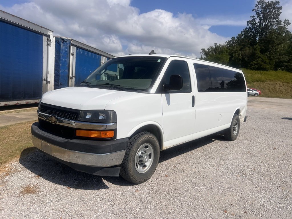 2017 Chevrolet Express Passenger 3500 LT photo 3