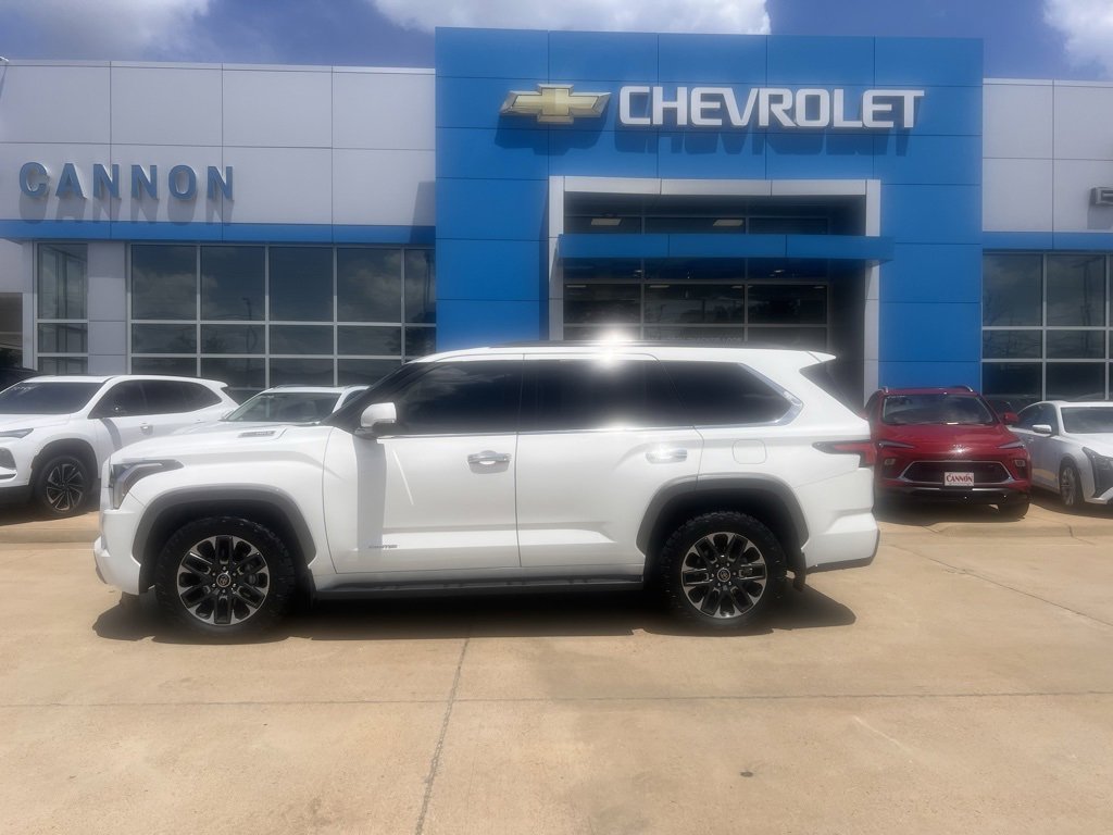 2023 Toyota Sequoia SR5 photo 3