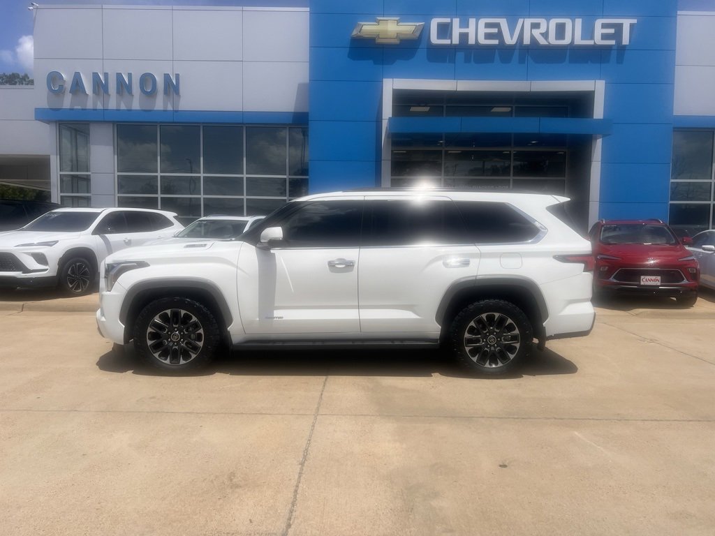 2023 Toyota Sequoia SR5 photo 2