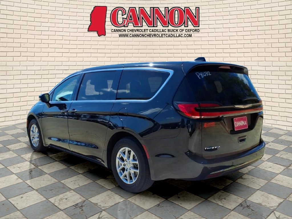 Used 2025 Chrysler Pacifica Select