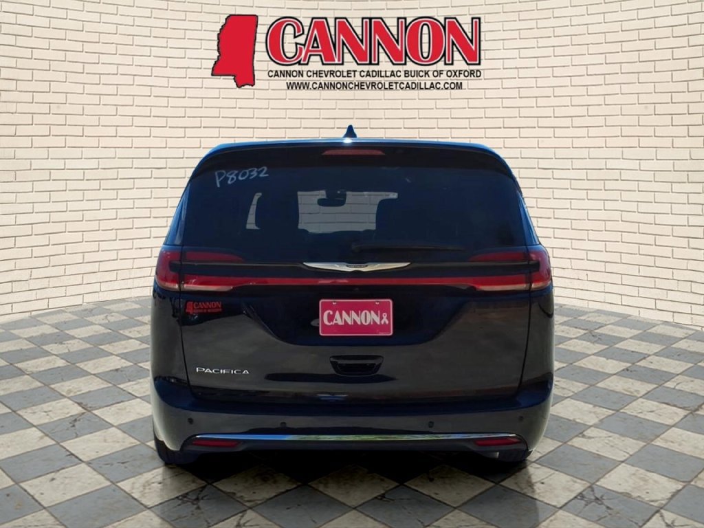 Used 2025 Chrysler Pacifica Select