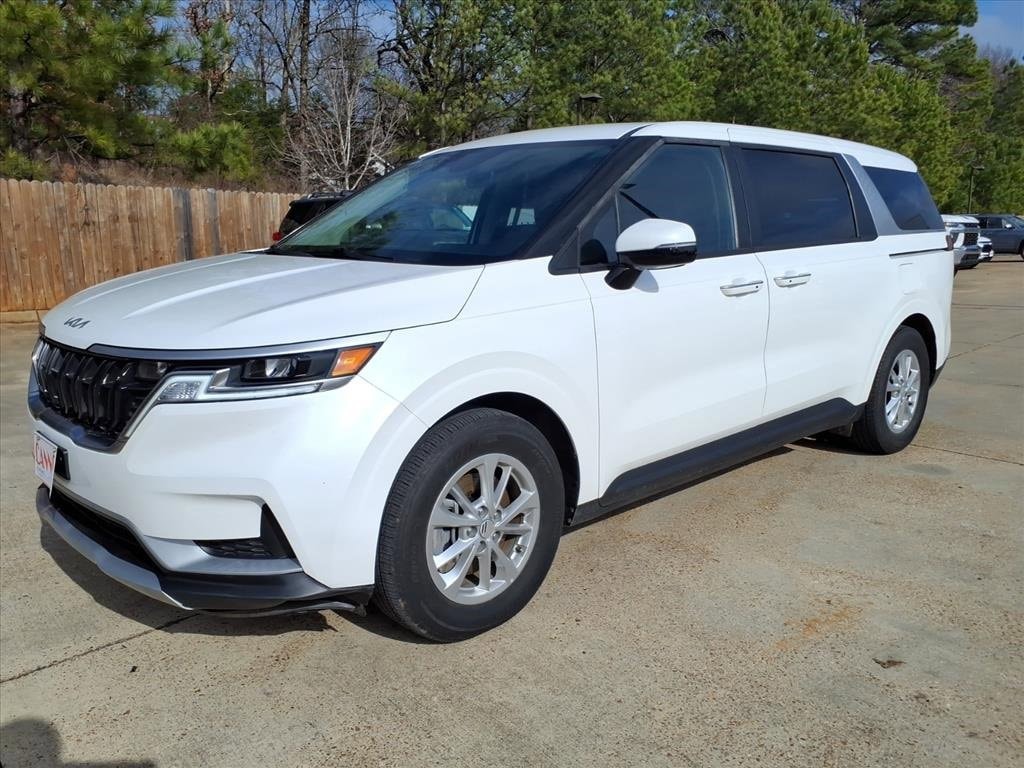 2024 Kia Carnival LX's photo