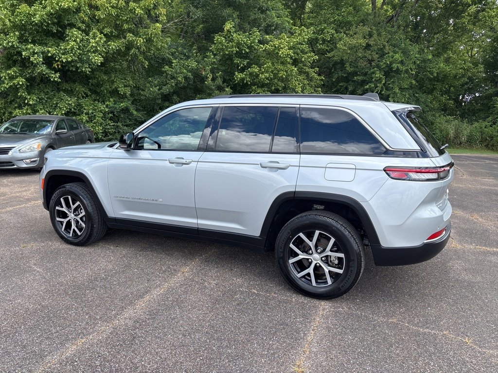 2024 Jeep Grand Cherokee Limited photo 3