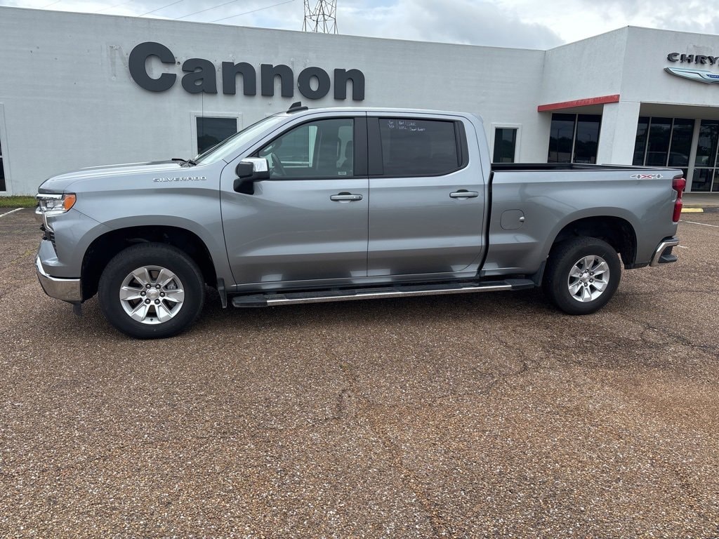Used 2024 Chevrolet Silverado 1500 LT with VIN 1GCUDDED0RZ218800 for sale in West Point, MS