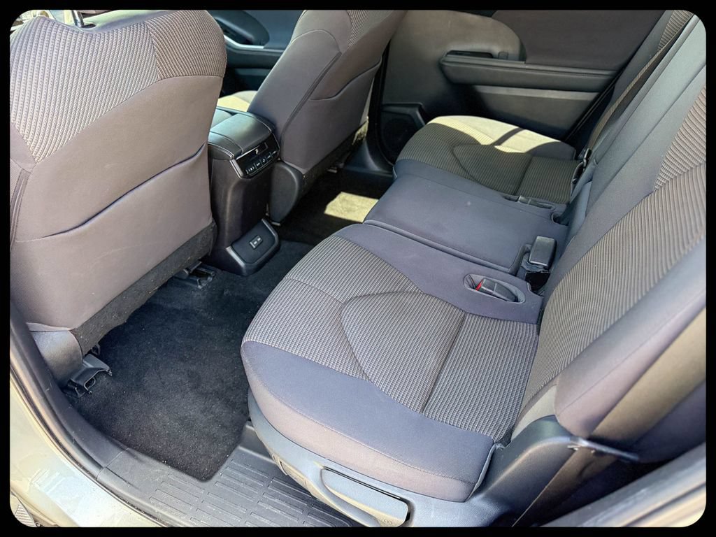 2023 Toyota Highlander L - Photo 18