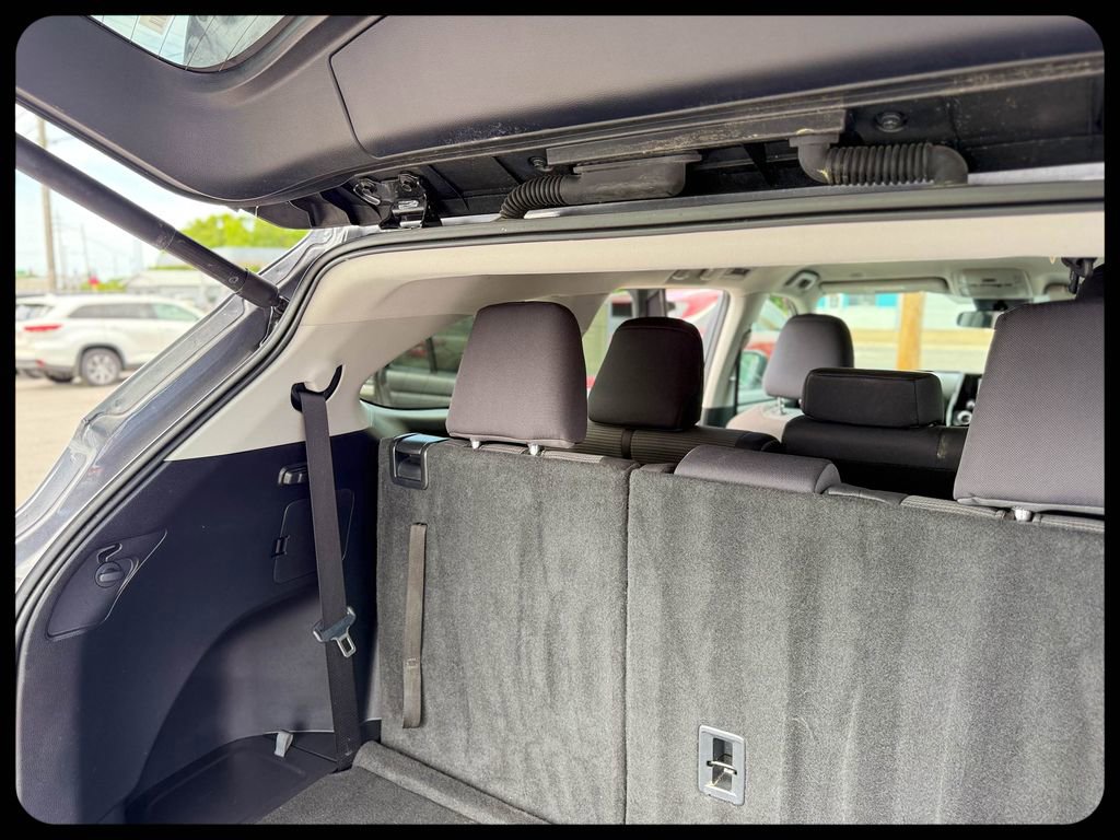 2024 Toyota Highlander LE - Photo 16