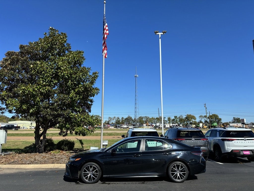 2021 Toyota Camry SE's photo