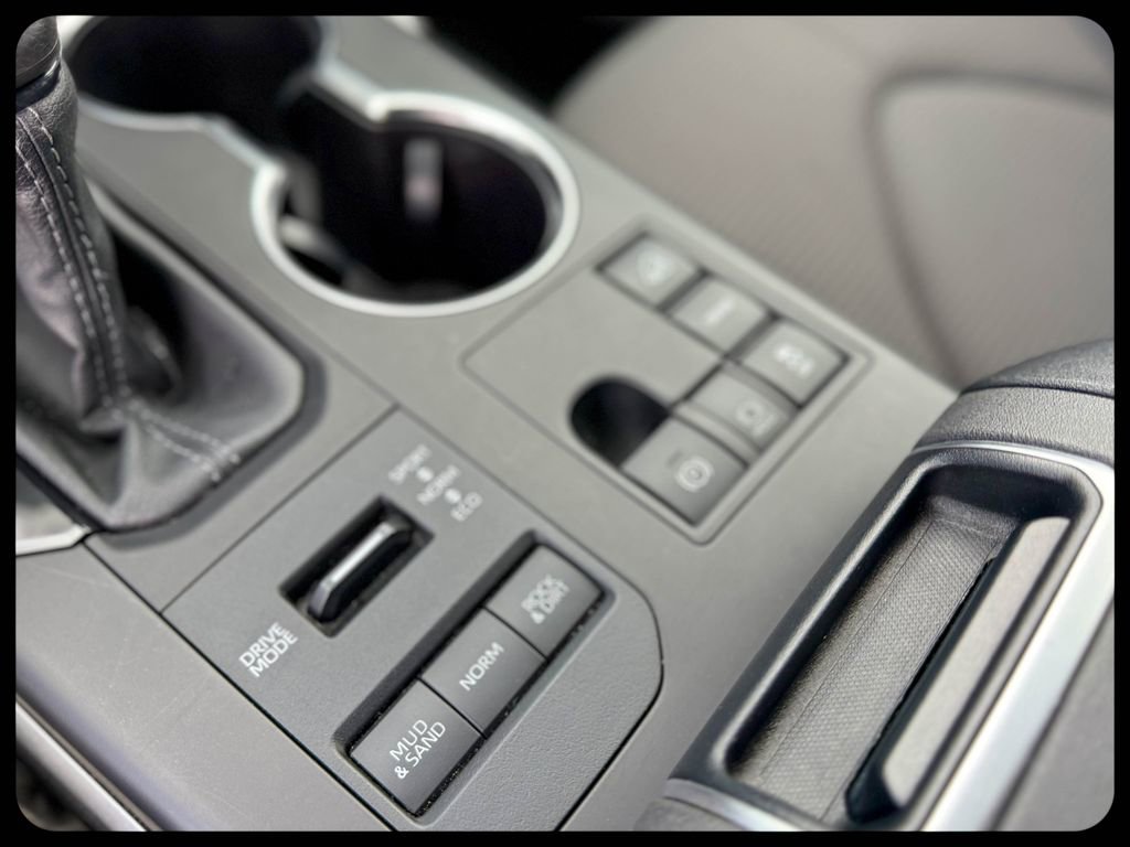 2024 Toyota Highlander LE - Photo 23