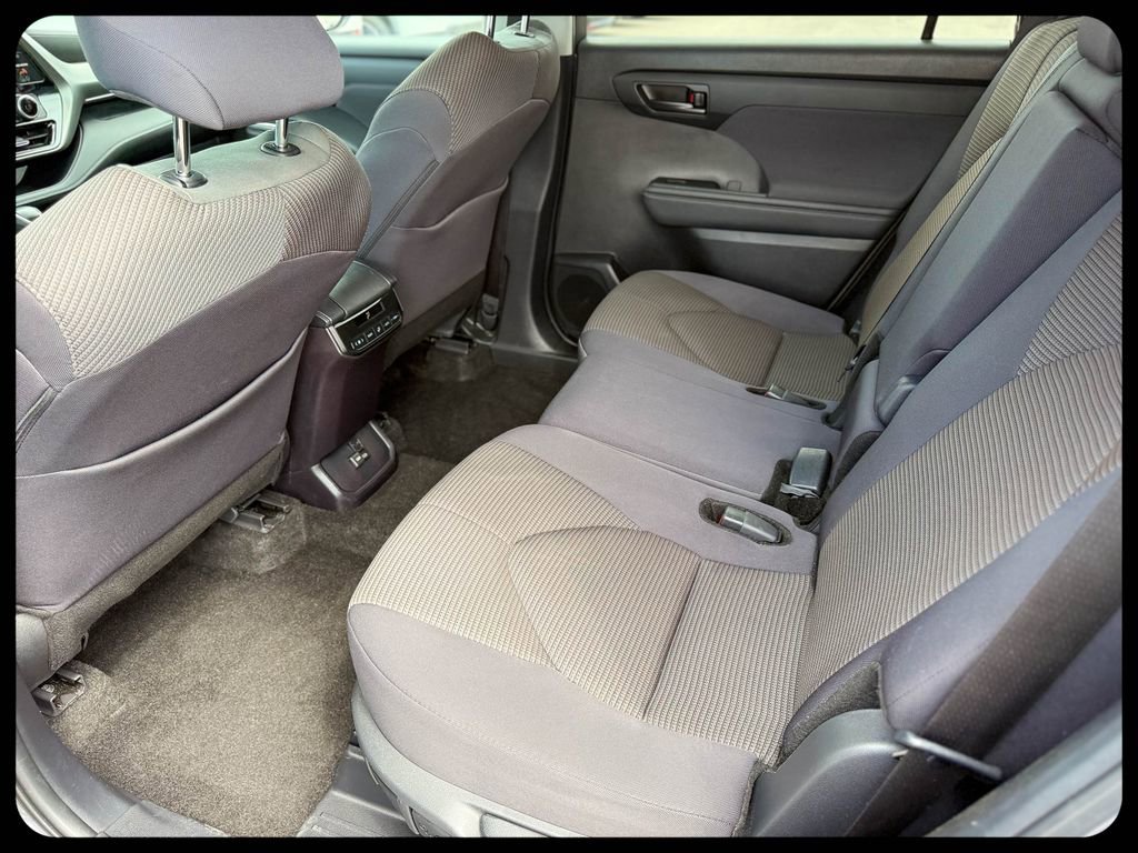 2024 Toyota Highlander LE - Photo 15