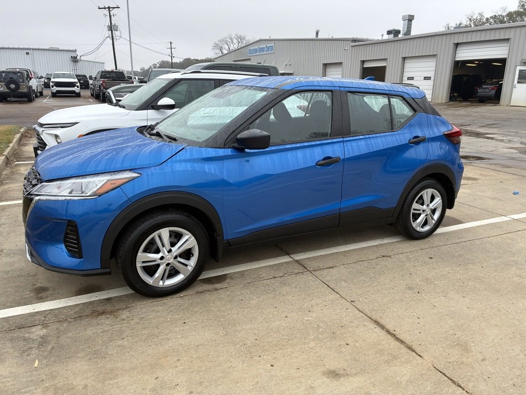 2022 Nissan Kicks S's photo