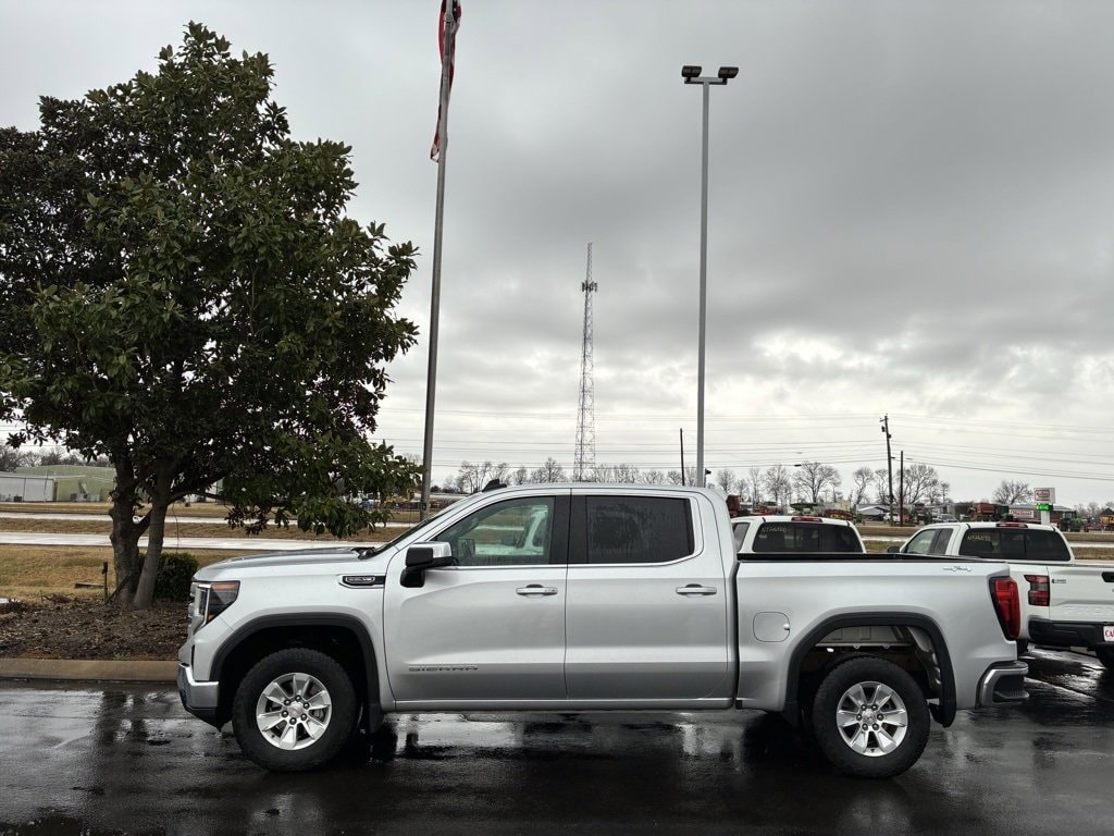 2022 GMC Sierra 1500 SLE's photo