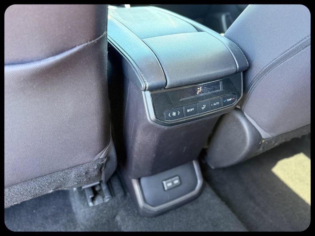 2023 Toyota Highlander L - Photo 19