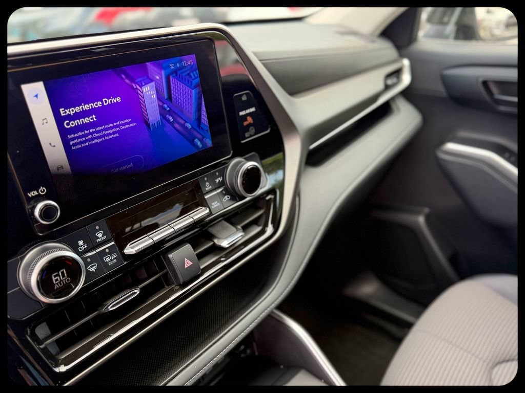 2024 Toyota Highlander LE - Photo 24
