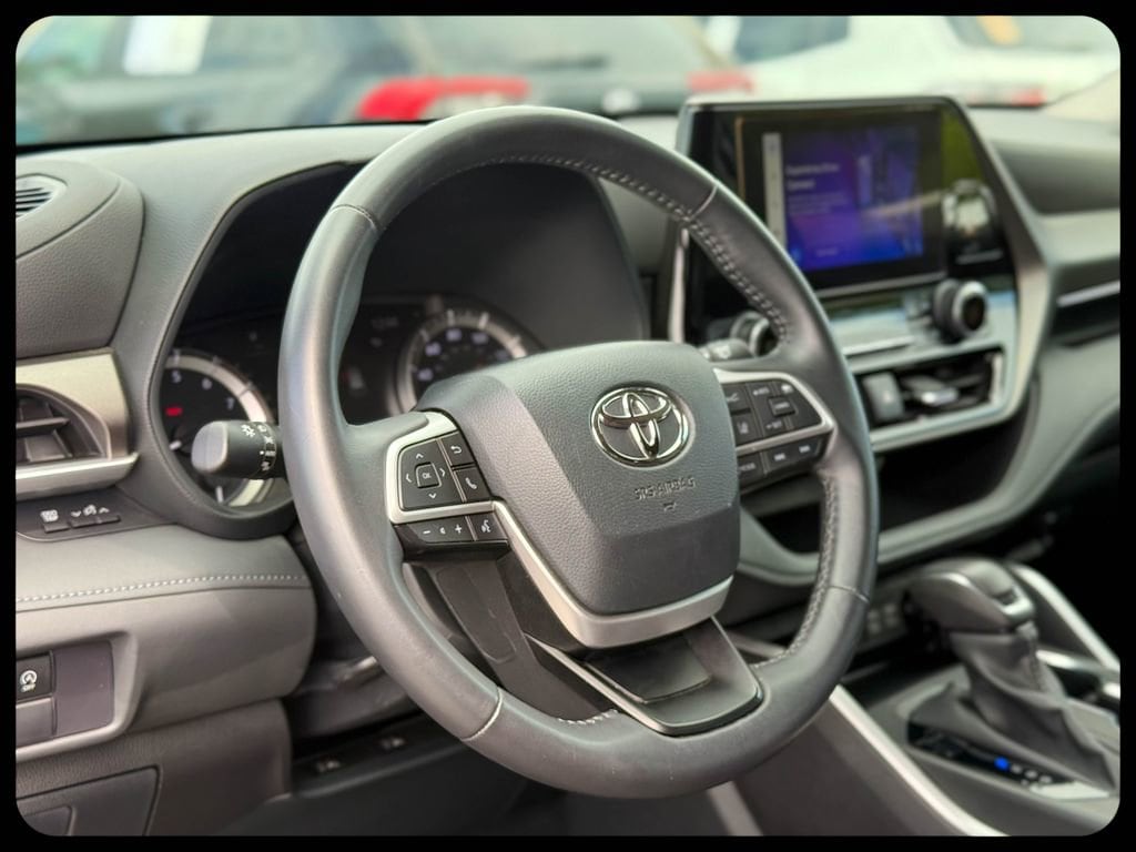 2024 Toyota Highlander LE - Photo 13