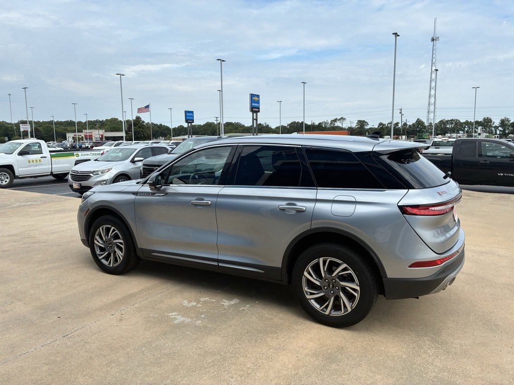 2023 Lincoln Corsair Standard photo 2