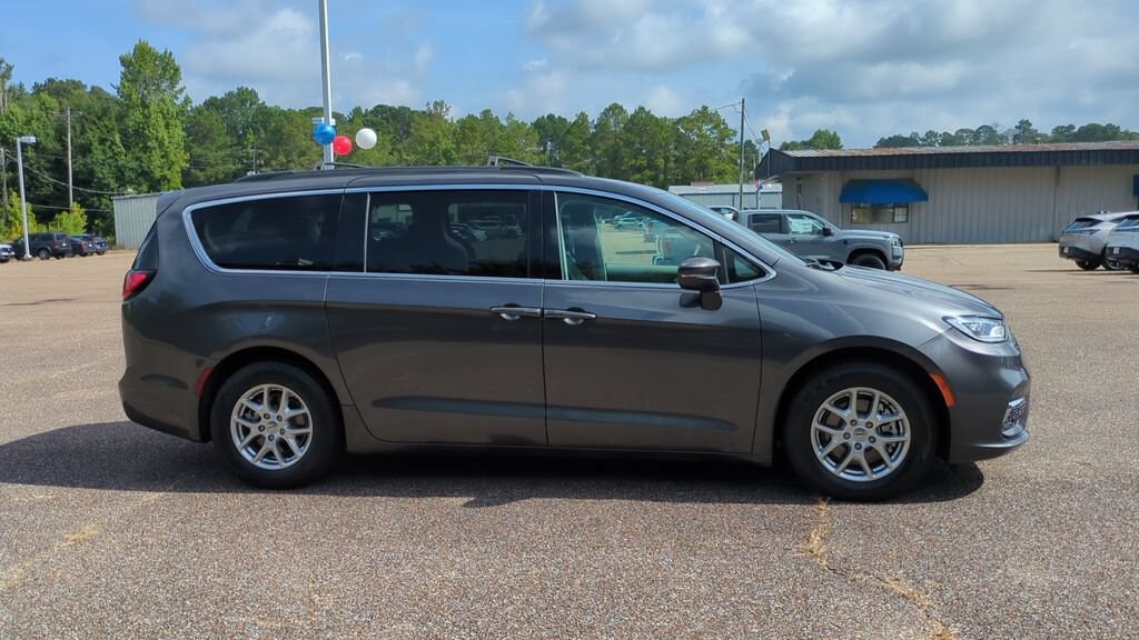 Used 2022 Chrysler Pacifica Touring L Van Passenger Van