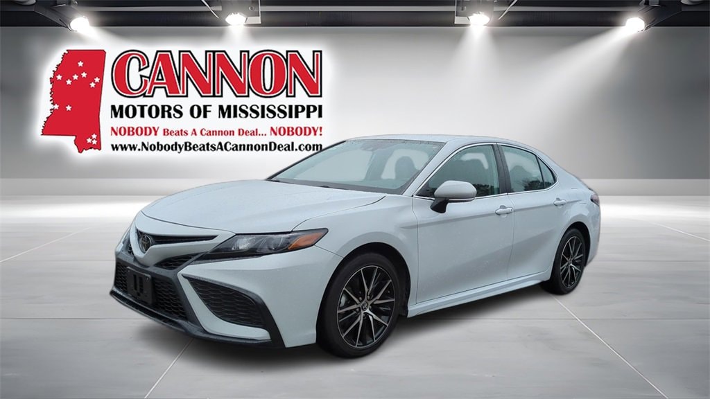 2024 Toyota Camry SE's photo