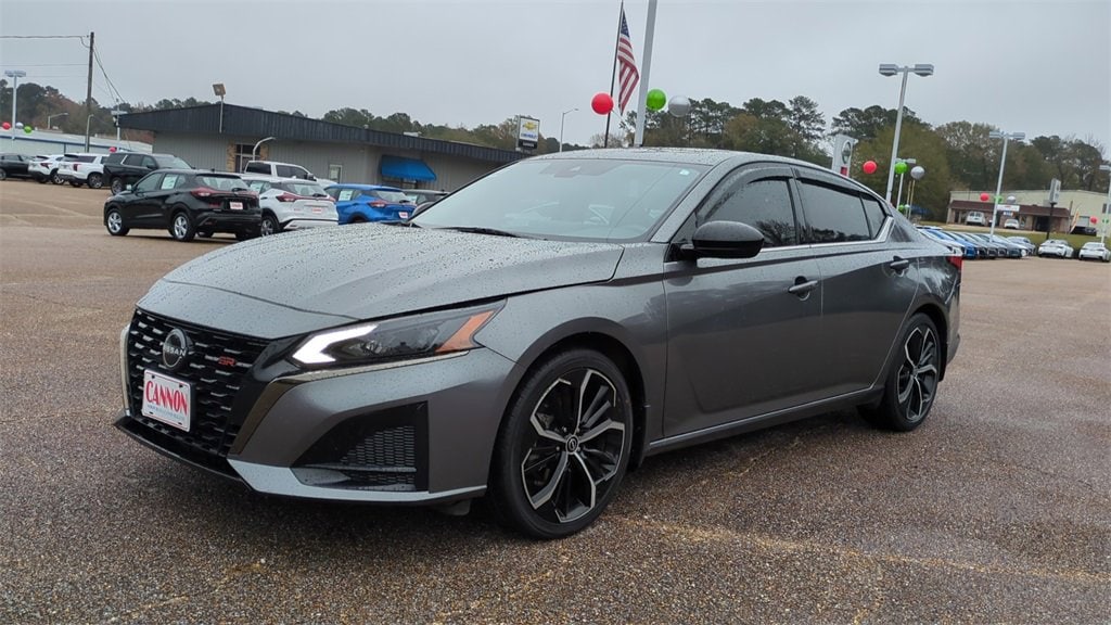 2023 Nissan Altima SR's photo