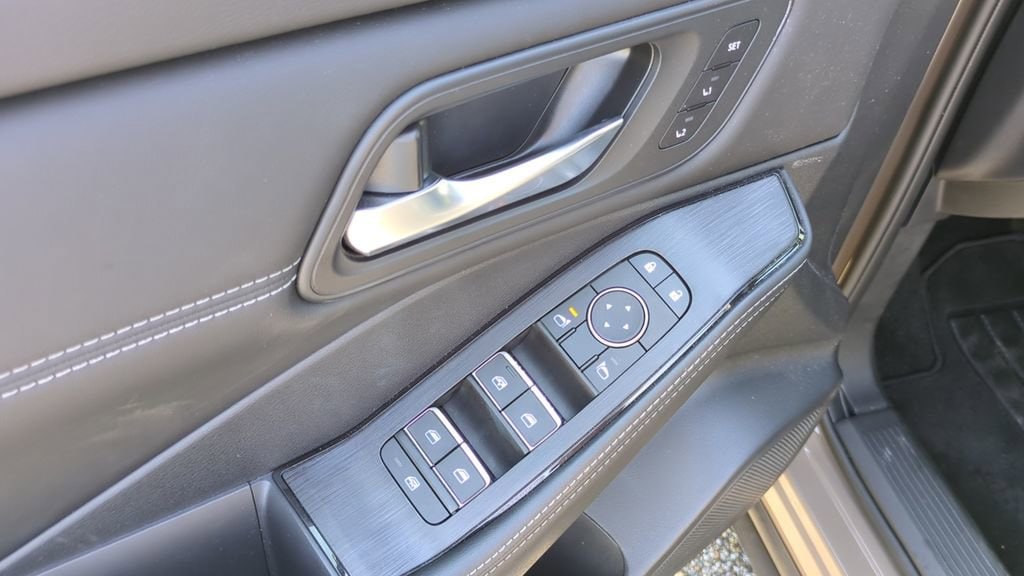 2025 Nissan Rogue SL - Photo 13
