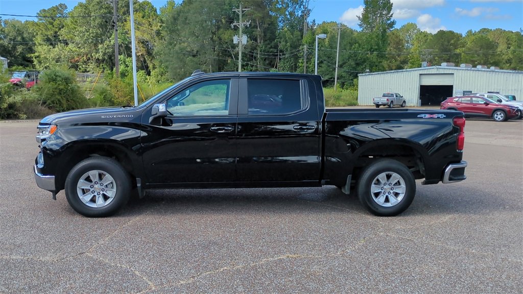 2025 Chevrolet Silverado 1500 LT photo 2