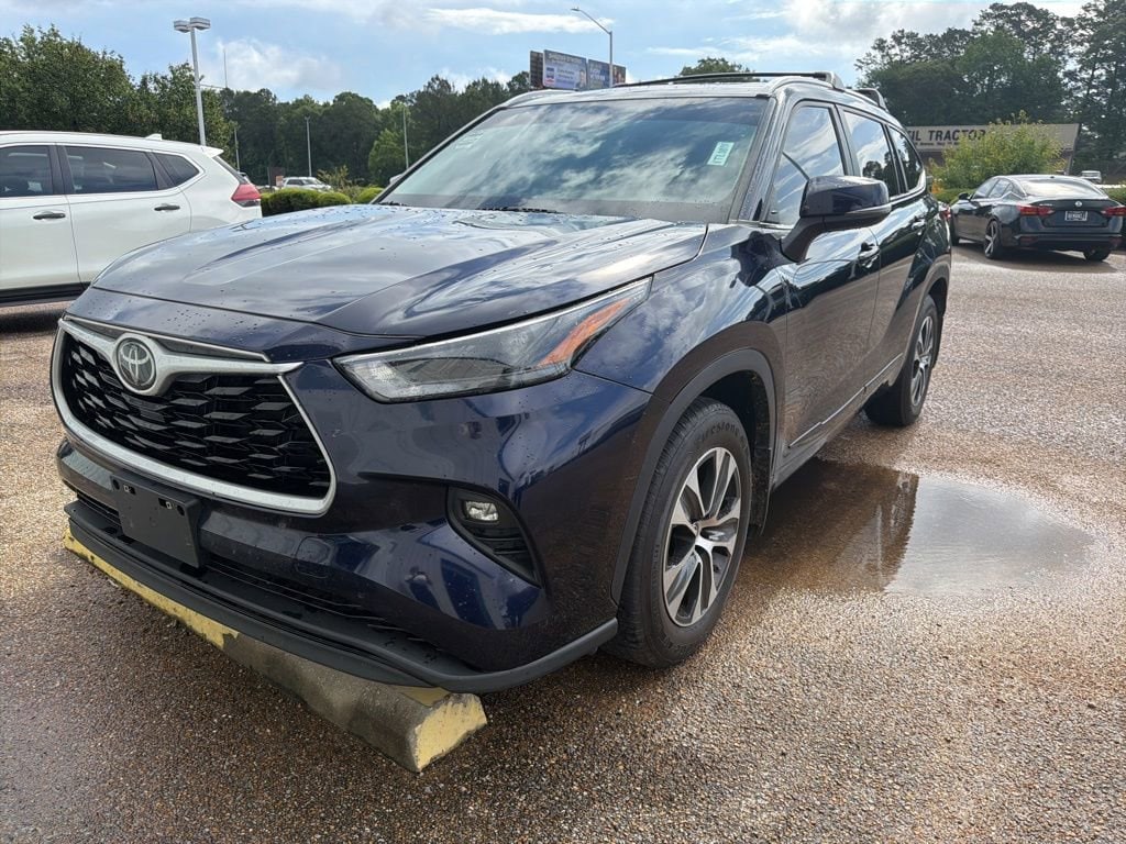 2023 Toyota Highlander XLE FWD's photo