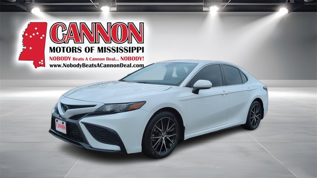 2024 Toyota Camry SE's photo