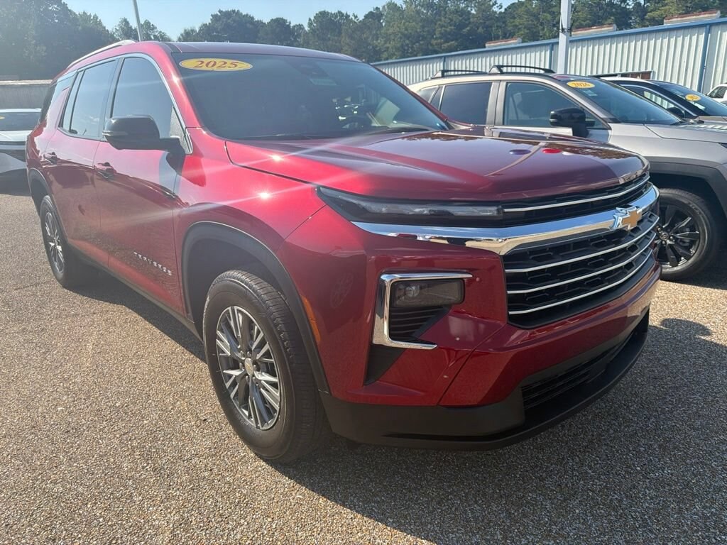 Used 2025 Chevrolet Traverse LT SUV
