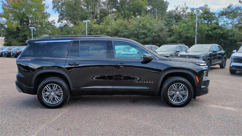 2025 Chevrolet Traverse photo 3