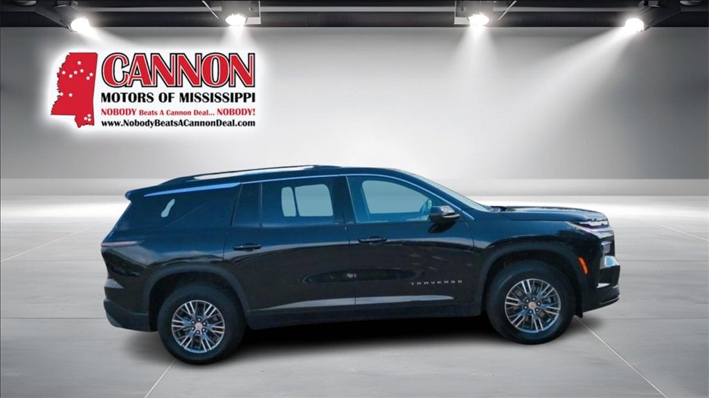 Used 2025 Chevrolet Traverse LT SUV