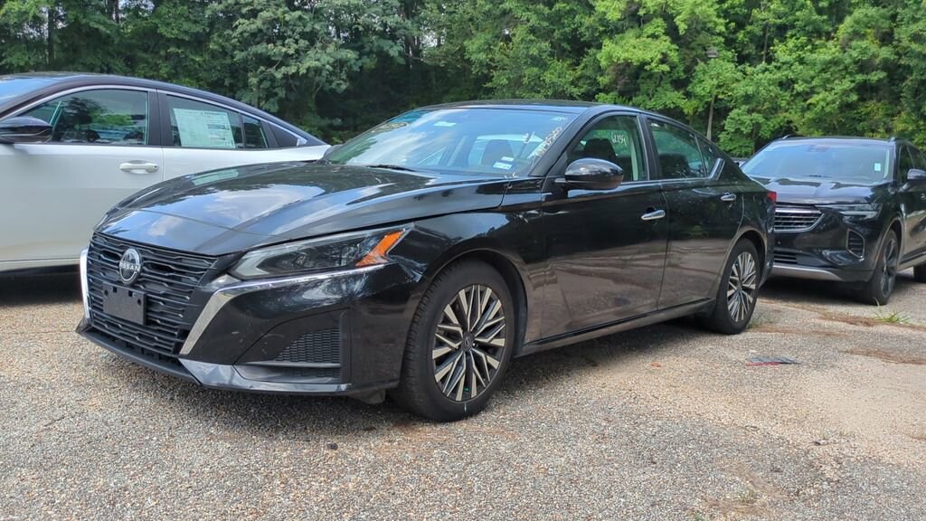 Used 2024 Nissan Altima 2.5 SV Sedan