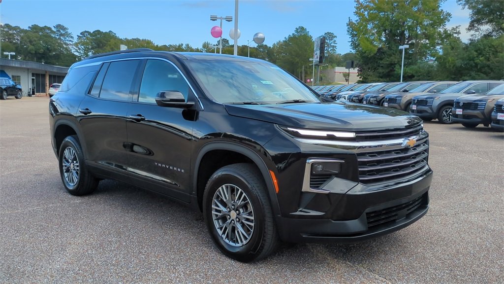 2025 Chevrolet Traverse photo 2