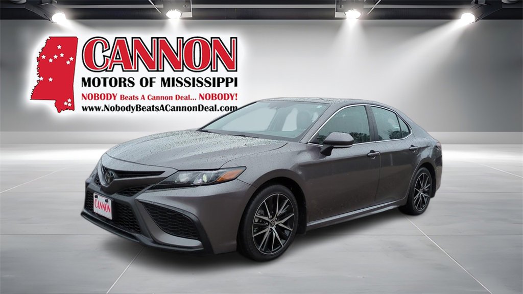 2024 Toyota Camry SE's photo