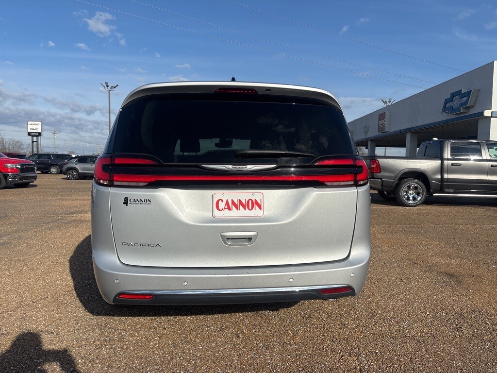 Used 2024 Chrysler Pacifica Touring L Minivan/Van