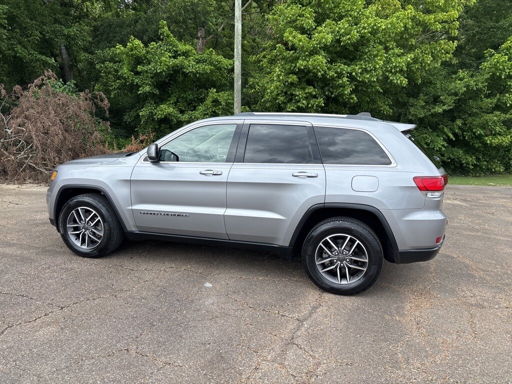 2020 Jeep Grand Cherokee Laredo E photo 3