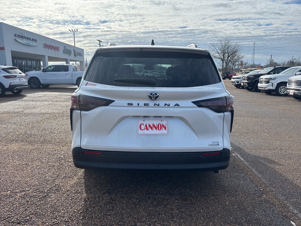 Used 2023 Toyota Sienna XLE Minivan/Van