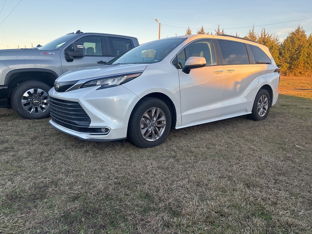 2023 Toyota Sienna XLE's photo
