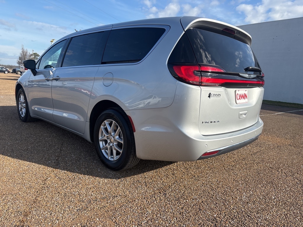 Used 2024 Chrysler Pacifica Touring L Minivan/Van