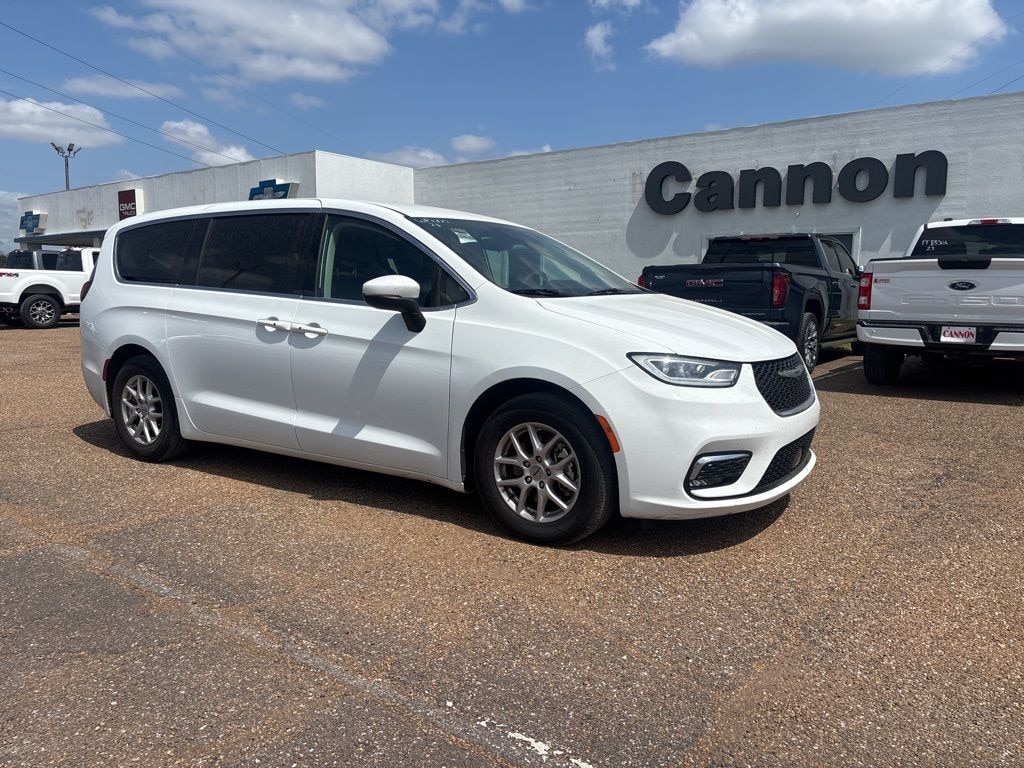 Used 2023 Chrysler Pacifica Touring L Minivan/Van