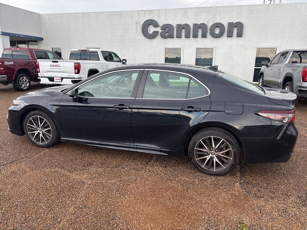2023 Toyota Camry SE photo 3