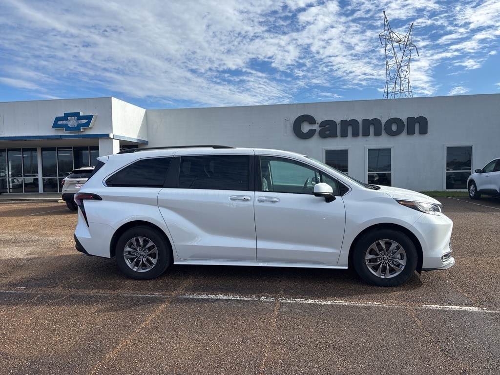 Used 2023 Toyota Sienna XLE Minivan/Van