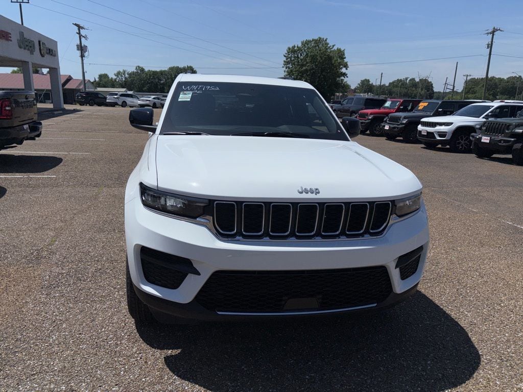 New 2026 Jeep Grand Cherokee Laredo Sport Utility