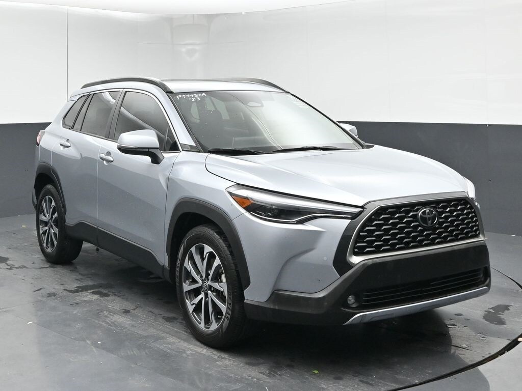 2023 Toyota Corolla Cross XLE photo 2